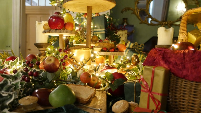 Snow White Table Display